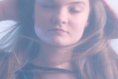 Junge Frau als Nahaufnahme mit softem Bildstiel