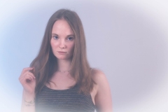 Junge Frau mit softem Bildstiel