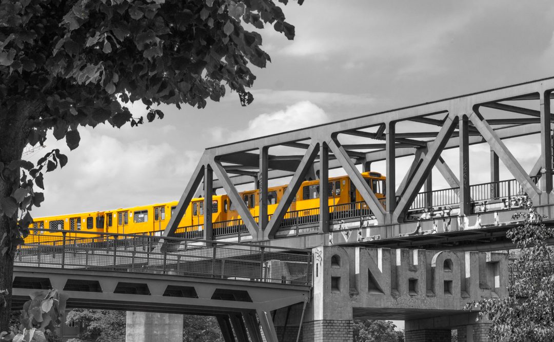 Hier soll das Foto "Gelber Zug in Grau!" angezeigt werden