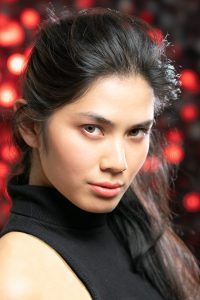 Modell Ella vor schwarz-rotem Hindergrund